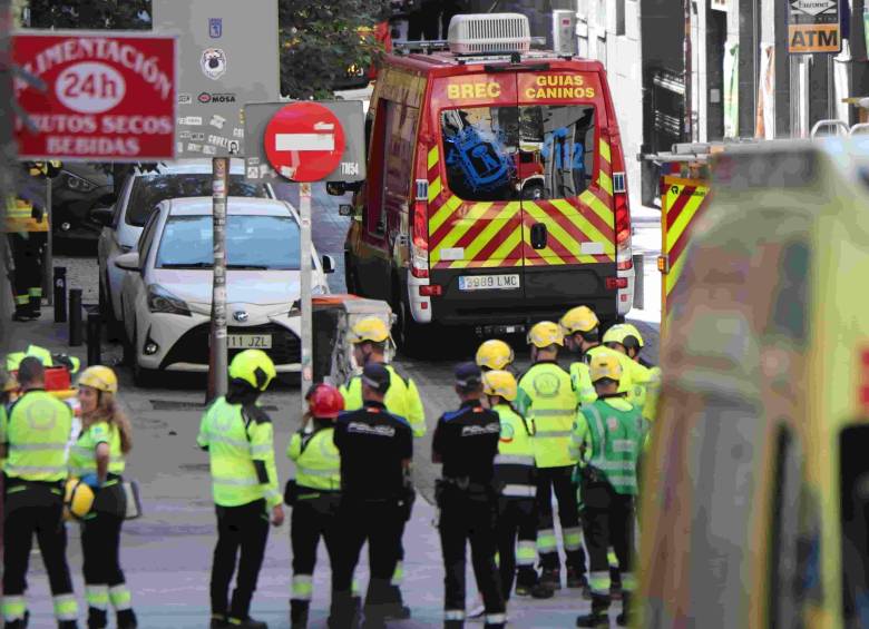 Policías y equipos de emergencia se reúnen cerca del lugar del derrumbe de un edificio en el centro de Madrid. FOTO: AFP