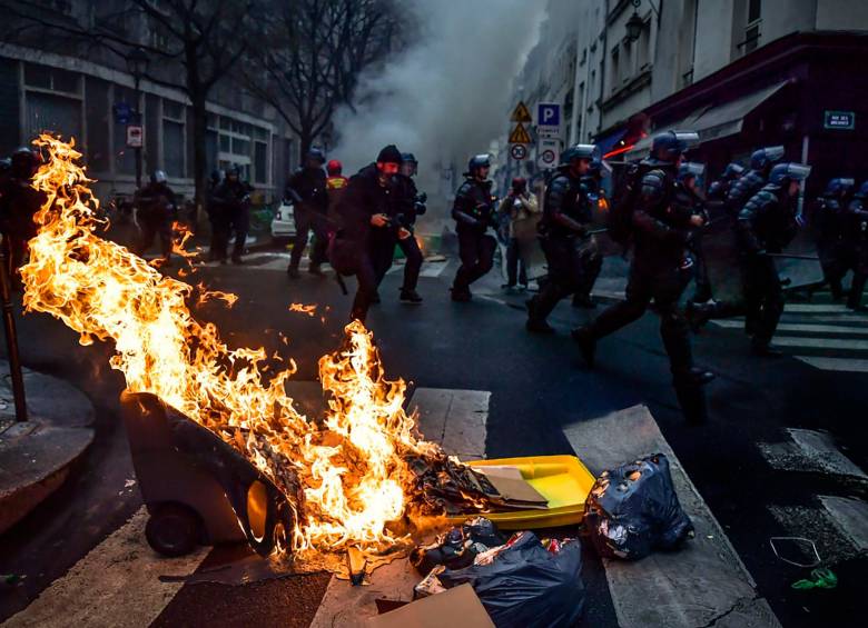 Aunque el presidente Emmanuel Macron (foto recuadro) aseguró que esta reforma es necesaria, protestas en las calles persisten. FOTO Getty