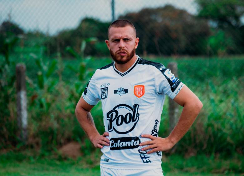 El volante antioqueño de 26 años, Felipe Jaramillo, es la cuota de experiencia en el equipo que dirige Alberto Suárez. FOTO ENVIgado fc