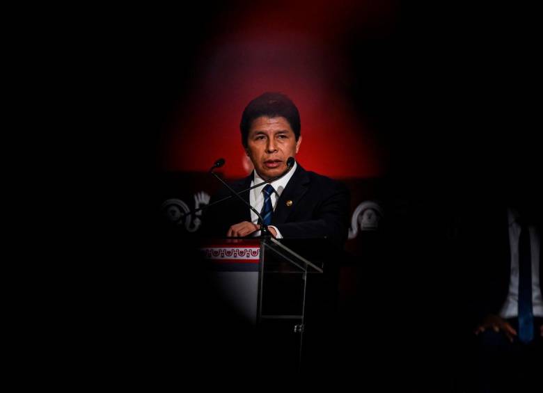 Pedro Castillo llamó por teléfono para pedir asilo a la Embajada de México en Perú antes de ser detenido. FOTO: AFP 