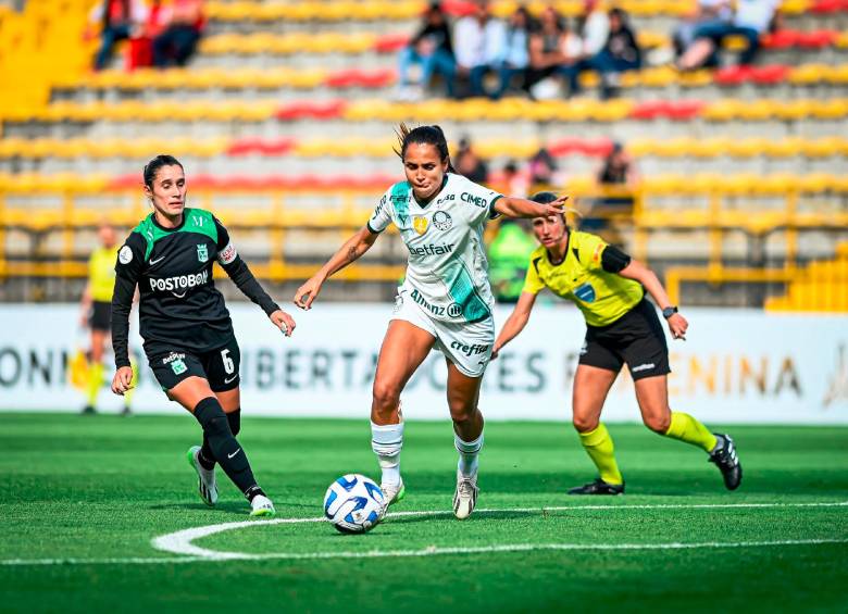 Nacional hizo que Palmeiras se esforzara más de lo esperado para llevarse el partido a su favor. La volante Daniela Montoya (izquierda), entre las destacadas del elenco de Antioquia. FOTO W-CONMBEBOL LIBERTADORES