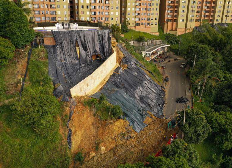 Este era el muro de contención que quedó en medio del movimiento en masa cerca a la unidad residencial Atavanza. FOTO: MANUEL SALDARRIAGA