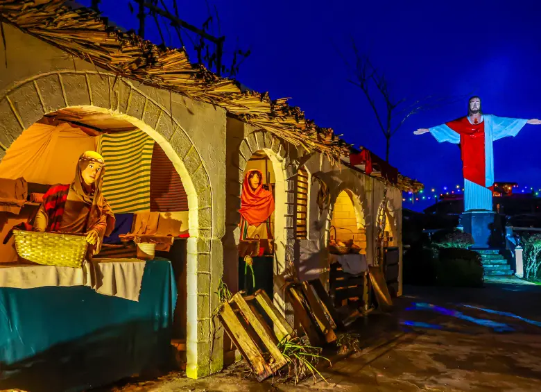 El recorrido nocturno inicia en un ambiente románico y se extiende por senderos iluminados del Agroparque Jardín de los Silleteros. FOTO Manuel Saldarriaga