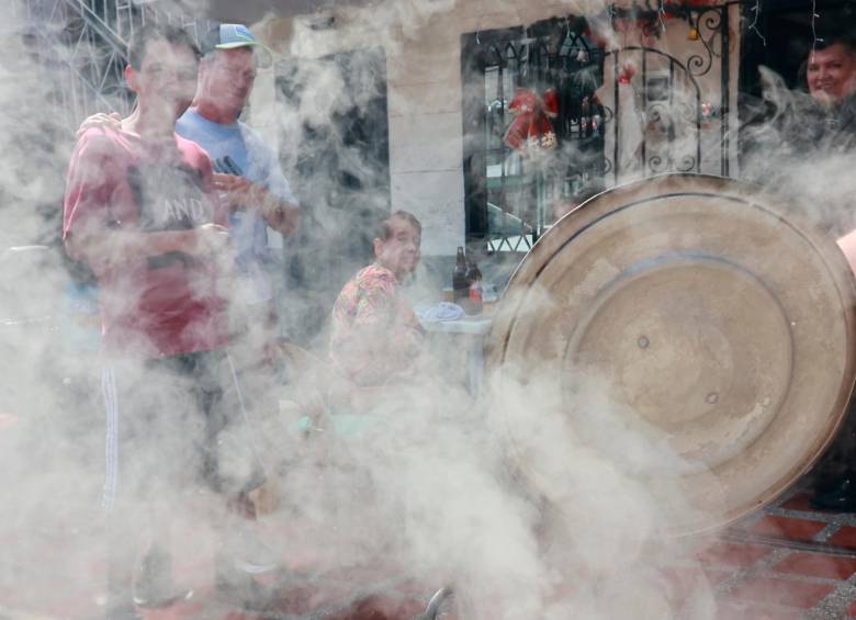 Cada primero de enero desde muy temprano en muchos barrios de Medellín comienza a sentirse un aroma inconfundible: el del sancocho de leña. Foto: Manuel Saldarriaga