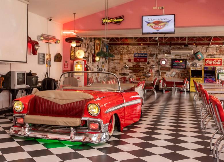 Classic Diner, un hamburguesería estilo americano con carros y motos de los años 50. Está ubicada en Calle Jardín, Envigado. Foto : Camilo Suárez