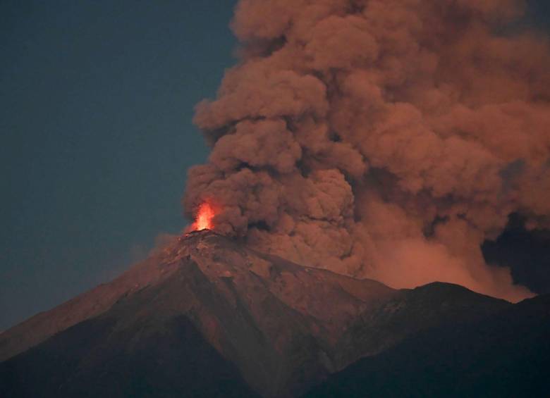 Desde el domingo las emisiones del volcán de Fuego han aumentado, provocando la evacuación de varias familias. Foto: AFP