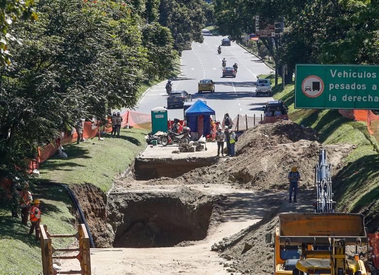 En la avenida Regional avanzan los trabajos para reparar un hueco que se abrió a la altura del puente Horacio Toro. FOTO: MANUEL SALDARRIAGA