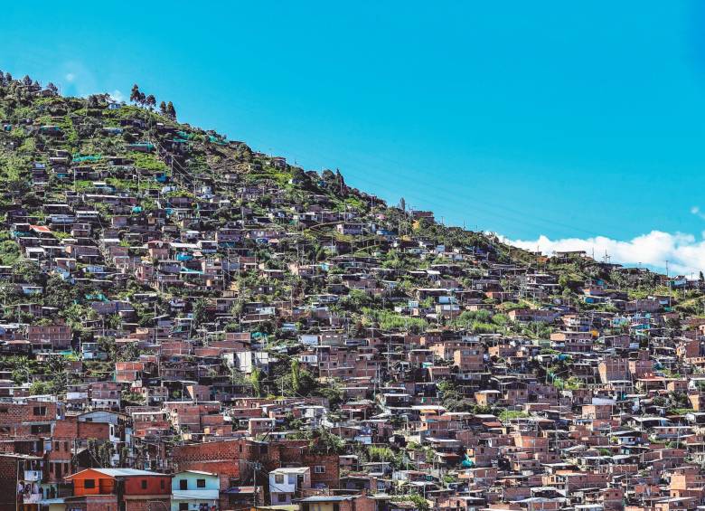 La ola urbana, con viviendas informales, pobló las montañas del oriente de Medellín. FOTO jaime pérez