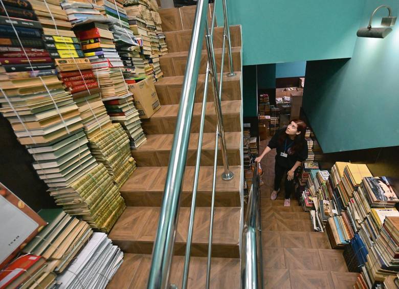 Los ucranianos están recopilando para luego vender como reciclaje absolutamente todos los libros escritos en ruso. FOTO AFP