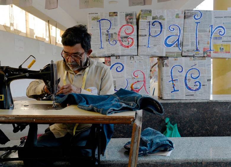 Participantes del Coffee Repair en Medellín se reunirán este viernes en la escuela de costura Atemporal, en Pinar del Río, para reparar prendas textiles y promover el consumo consciente. El evento requiere inscripción previa. FOTOS: AFP