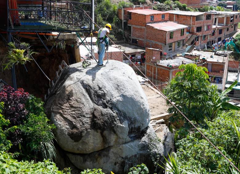 Una socavación en la base la piedra causó el movimiento que la desplazó unos metros y que hoy la tiene como amenaza para los habitantes de la vereda Los Espejos. FOTO manuel saldarriaga