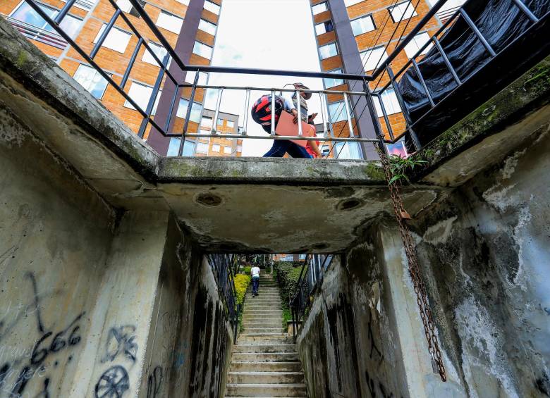 Este es el paso peatonal por el que cayeron Diego y Dylan y que al día siguiente fue reparado por la Alcaldía. Sin embargo, en la unidad hay otras barandas que siguen sin repararse. FOTO Jaime Perez