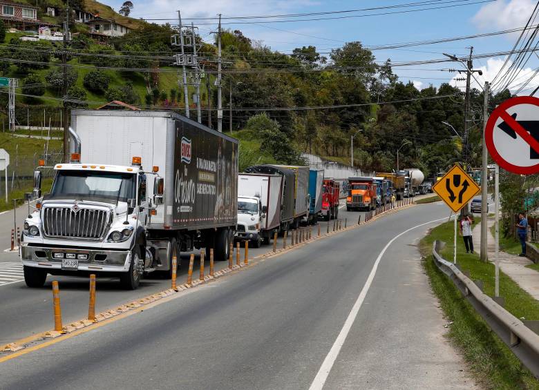 El represamiento de vehículos y mercancías afecta a todos los sectores de la producción, como este que se registró esta semana en la vía Medellín-Bogotá. La distribución de mercancías hacia centros de consumo dificulta e impacta los precios. FOTO Manuel Saldarriaga