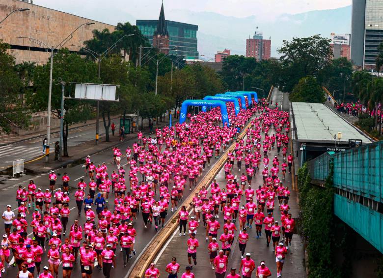 La imagen muestra a parte de la marea rosa que se tomó las calles de Medellín para enviar un mensaje de esperanza a quienes luchan contra el cáncer de mama y a sus familias. FOTO manuel saldarriaga