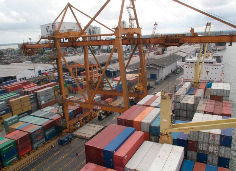 Los bloqueos de contenedores por parte de las navieras para el retiro de carga están afectado la importación de papel. FOTO archivo
