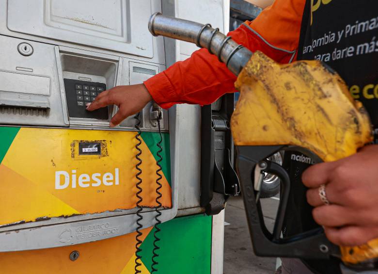 La brecha entre la referencia internacional y el precio nacional del diésel alcanzó $8.400 por galón en la última semana de septiembre. FOTO EL COLOMBIANO 