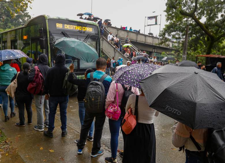 Los cliente del metro que usan la estación Tricentenario tienen que bajarse para tomar el bus padrón que los lleve hasta la estación Caribe. Foto: MANUEL SALDARRIAGA QUINTERO.