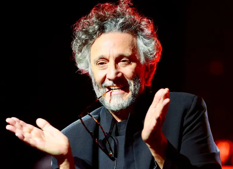 Fito Páez feliz en su concierto en Medellín, en medio de su gira Sale el Sol. FOTO Manuel Saldarriaga