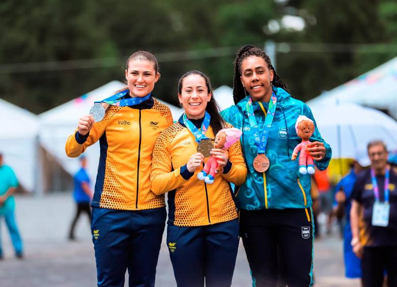 Las colombianas Gabriela Bollé y Mariana Pajón en el podio del BMX de Juegos Centroamericanos junto a Shanayah Howell, de Aruba. FOTO COC