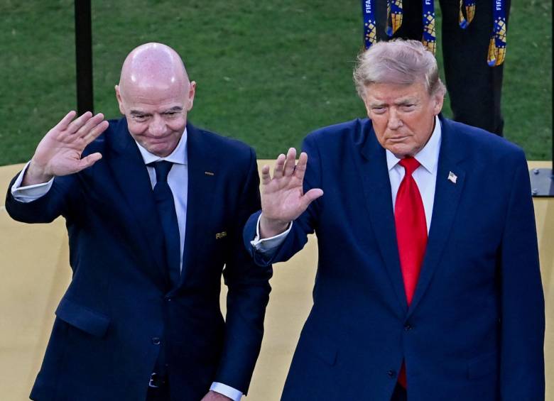 Gianni Infantino, presidente de la FIFA, y Donald Trump, presidente de los Estados Unidos, posan con el trofeo de la Copa Mundial tras la final de la Copa Mundial de la FIFA 2026 entre España y Argentina en el MetLife Stadium de East Rutherford, Nueva Jersey, el 19 de julio de 2026. Foto: AFP