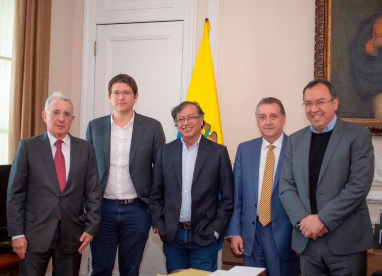 Al encuentro entre el presidente Petro y Álvaro Uribe también asistieron Miguel Uribe Turbay, Álvaro Prada y Óscar Darío Pérez. FOTO: TOMADA DE TWITTER @PETROGUSTAVO