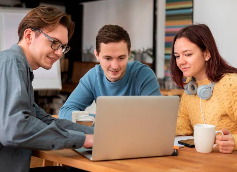En total, se habilitarán 2.000 cupos gratuitos para que los participantes aprendan a crear flujos automatizados con IA. FOTO: CORTESÍA