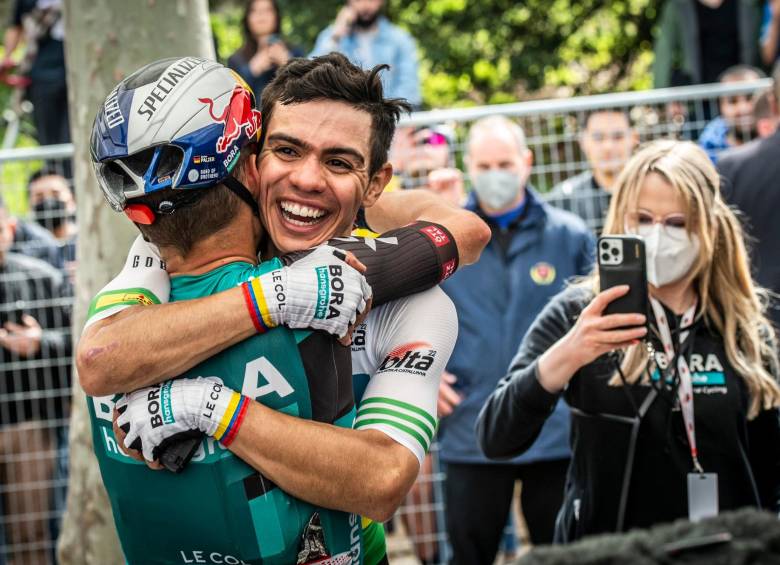 El antioqueño celebró con sus compañeros de equipo el primer gran triunfo de su carrera. FOTO tomada @volta a cataluña