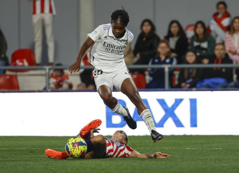  Linda Caicedo del Real Madrid, regatea a una defensa del Atlético de Madrid. FOTO: EFE