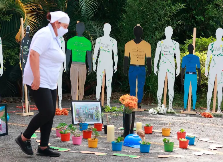 Las mujeres buscadoras hicieron un acto simbólico este jueves 31 de julio, para conmemorar un año del inicio oficial de las intervenciones forenses en La Escombrera. FOTO Manuel Saldarriaga