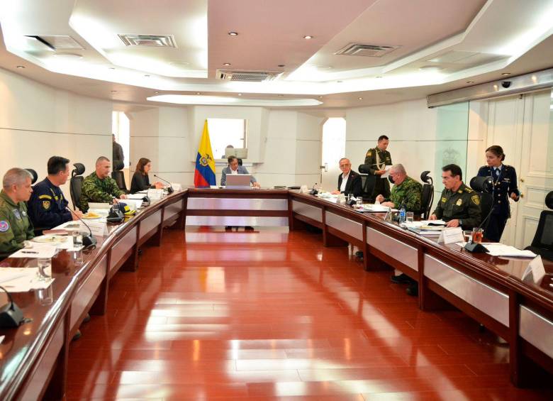 Acompañado por altos mandos militares y de Policía, Petro encabezó este domingo un consejo extraordinario de seguridad. FOTO Presidencia