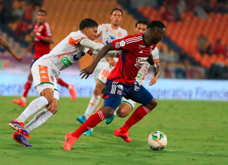 Medellín venció a Envigado en el Atanasio, pero no le alcanzó para meterse. FOTO JAIME PÉREZ