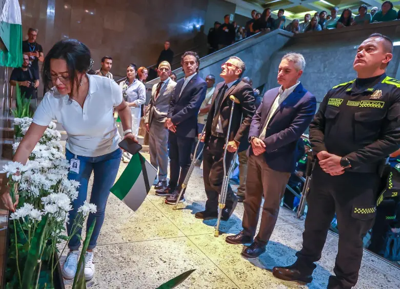 Familiares de los policías asesinados dejaron flores en un mural que los recordará por siempre. FOTO: MANUEL SALDARRIAGA