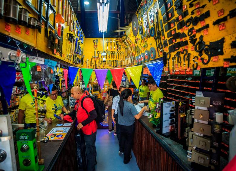 La Ferretería La Luneta se mantiene tras 100 años como uno de los negocios más tradicionales del centro de Medellín. En sus estanterías hay más de 10.000 productos, según apunta Andrea Vélez. FOTO camilo suárez