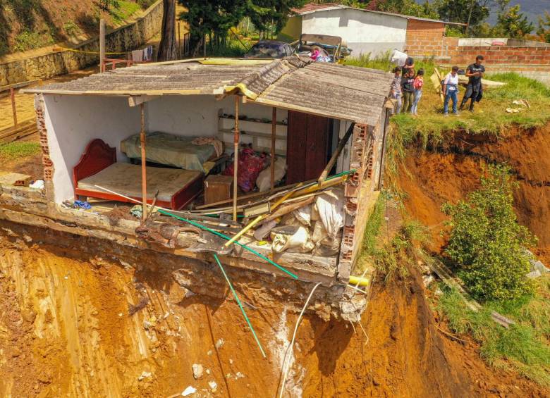 El fuerte invierno ocasionó un derrumbe que dejó una casa en el aire y otras cuatro más destruidas en el sector de Llanaditas, comuna 8 de Medellín. Foto: Manuel Saldarriaga 