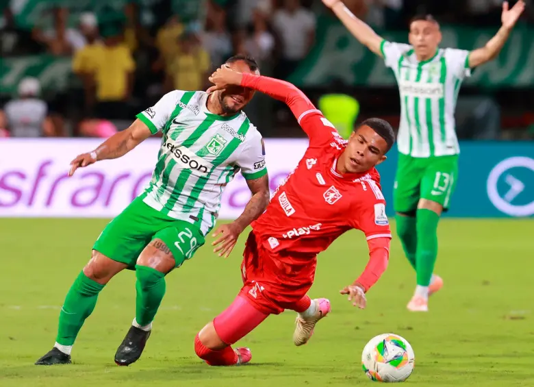 El descuento del América llegó en el minuto 81, cuando Yohan Garcés aprovechó un descuido defensivo y marcó el 4-1 definitivo, un resultado que, si bien mantiene la esperanza del conjunto escarlata, deja la serie cuesta arriba para el duelo de vuelta. Foto: Manuel Saldarriaga Quintero