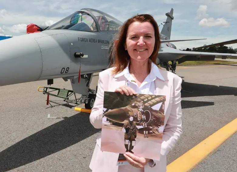 La teniente coronel (r) Dellham sostiene una foto suya de la década de 1990 junto al Gripen E de la Fuerza Aérea de Brasil. FOTO: Manuel Saldarriaga.
