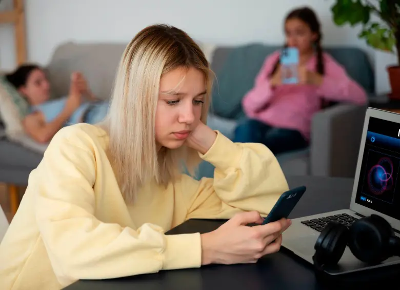 Los médicos consideran que el uso de redes sociales es un problema de salud pública. Foto Magnific.