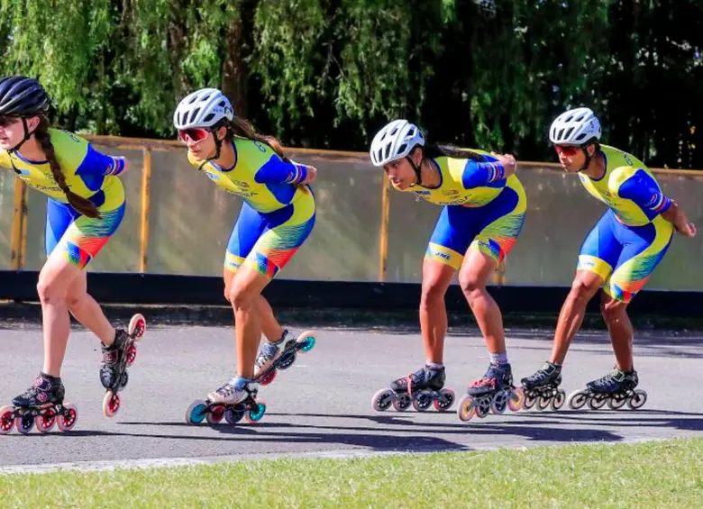 Alejandra Londoño (adelante) junto a Fabriana Arias (segunda), la gran referente del patinaje nacional, en un entreno con Colombia. FOTO: Camilo Suárez