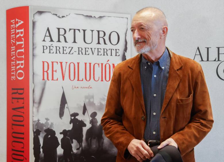Pérez-Reverte presentó su novela “Revolución” en Madrid. FOTO: EFE