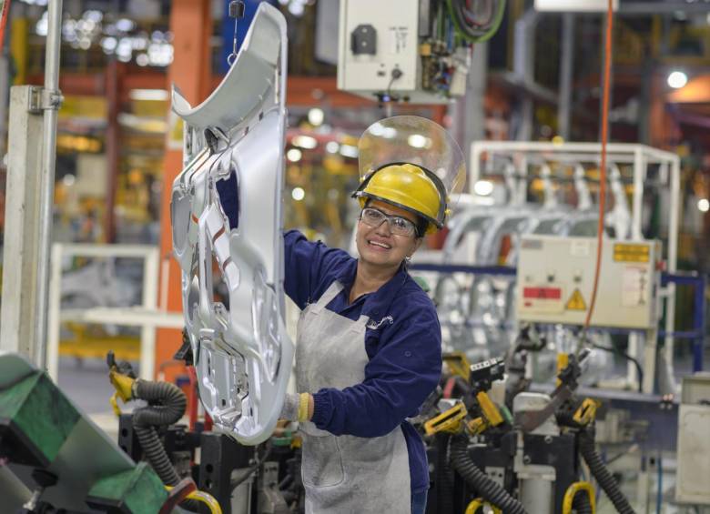 Renault-Sofasa anunció una inversión de 100 millones de dólares para la creación de una plataforma electrificable a futuro, en presencia de autoridades gubernamentales. FOTO Cortesía