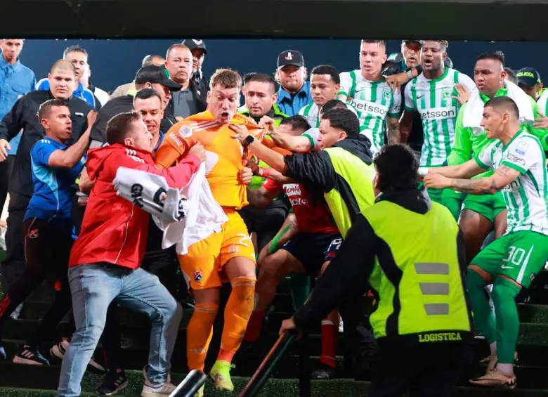 Así no: Mateus Uribe y Aguerre fueron expulsados en el camerino tras pelear al final del clásico 