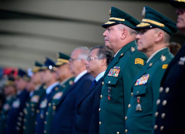El presidente Gustavo Petro, el ministro de Defensa Iván Velásquez y la nueva cúpula miliar de las Fuerzas Armadas. FOTO: Cortesía Presidencia