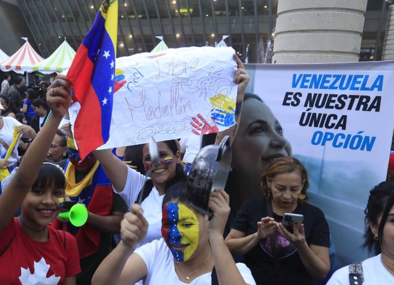 Venezolanos en Medellín apoyan a María Corina Machado. FOTO: JAIME PÉREZ