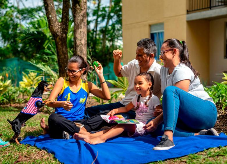 Cambios de pisos, baños, cocinas, techos, ampliaciones y adaptación de condiciones para personas en situación de discapacidad están entre la oferta de VIVA. En estos casos, la empresa asume entre el 80 % y el 100 % de los costos. Foto: CORTESÍA.
