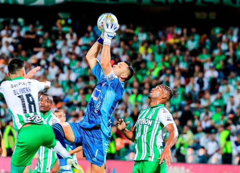 El empate entre Nacional y Junior (1-1) en el partido de vuelta en el Atanasio Girardot, sentenció la clasificación del conjunto Tiburón. FOTO: JAIME PÉREZ. 
