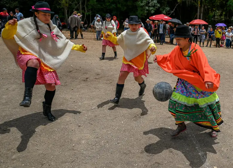 En el tradicional torneo femenino, las deportistas juegan al fútbol con un balón forrado con piel y pelo de vaca. FOTO AFP