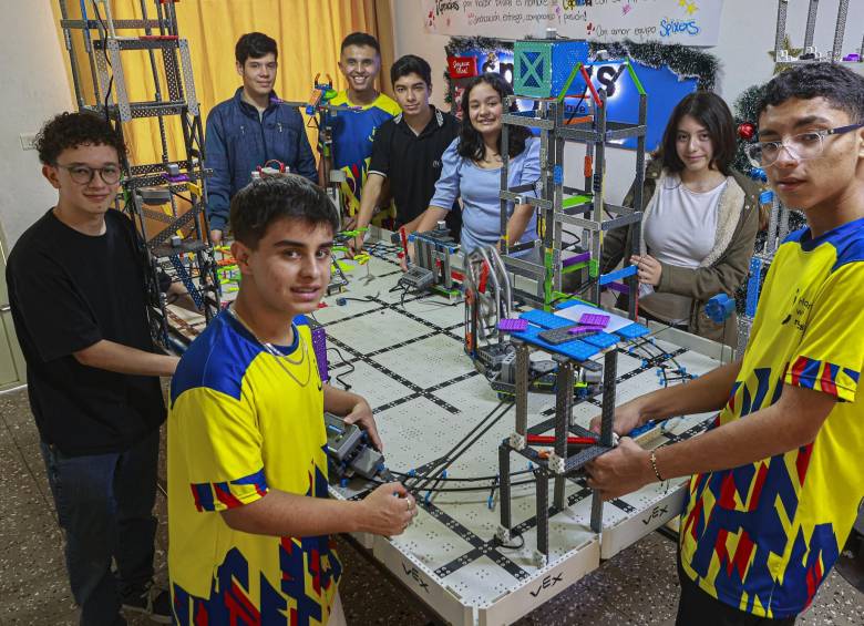 Algunos de los jóvenes que integran Spixers, varios de ellos son becados a raíz de su excepcional talento para la robótica. Foto: Manuel Saldarriaga Quintero.