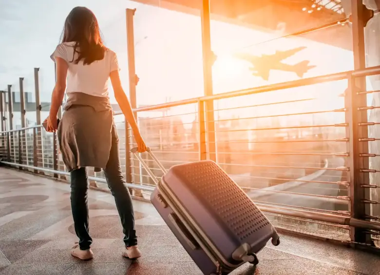 La divisa europea retrocedió cerca de $460 en seis meses, un movimiento que abarata viajes y compras en Europa para los colombianos. FOTO: GETTY