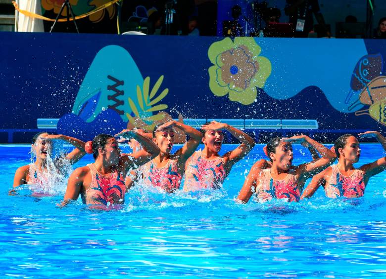 El equipo femenino de natación artística buscaba un lugar en el podio en las competencias que se disputaban, anoche, al cierre de esta edición. FOTO: Camilo Suárez