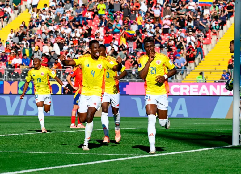 Con el número 21 en su camiseta, Néiser Villarreal festeja uno de sus goles ante España. FOTO CORTESÍA FCF